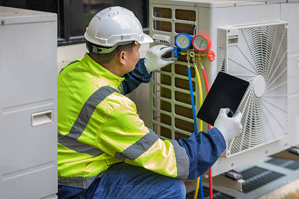 Professional Hvac technician working in Wildwood, FL